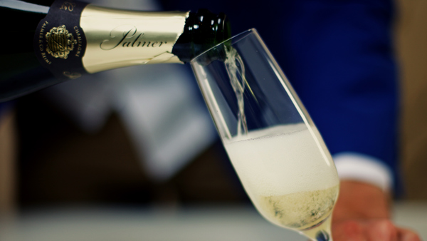 How to pour sparkling wine