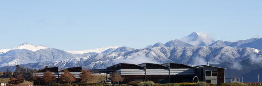 Spy Valley winery sitting in front of the mountains in Malborough, New Zealand